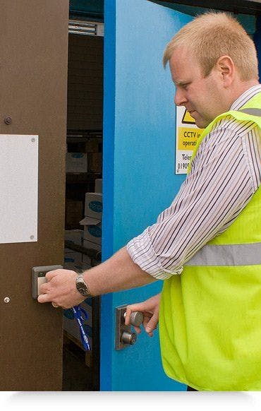 CSCS demonstrates smartcard efficiency for attendance recording on construction sites image 1